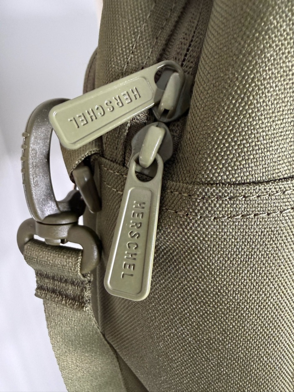 Herschel 18L - Olive Green - Messenger Travel Bag - Picture 9 of 13